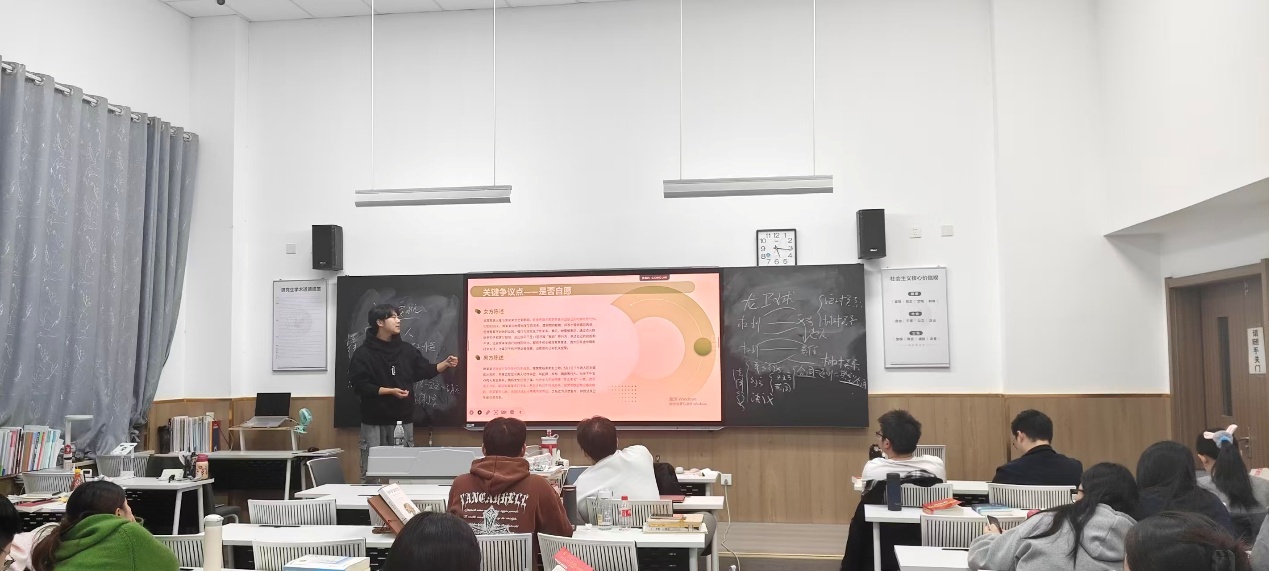 人们在房间里AI 生成的内容可能不正确。